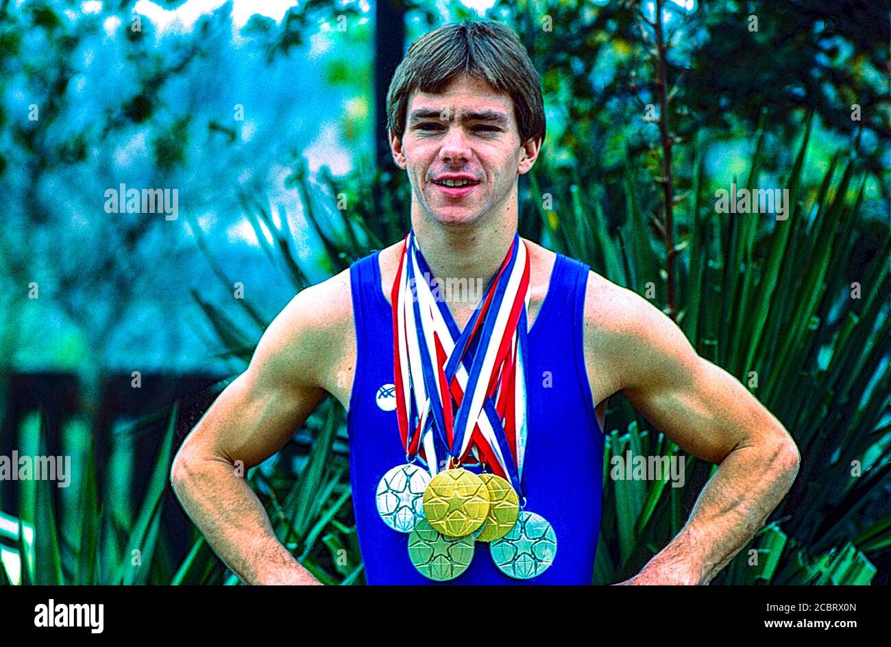 Kurt Thomas (USA) zeigt seine Medaillen, die er bei den Turn-Weltmeisterschaften 1979 gewonnen hat. Stockfoto