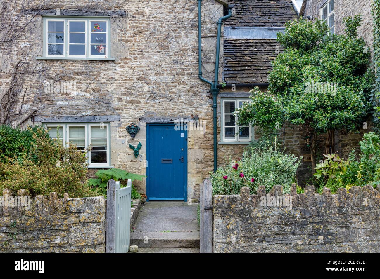 Vordereingang zum alten Haus in Cotswold Dorf Lacock, Wiltshire, England, Großbritannien Stockfoto