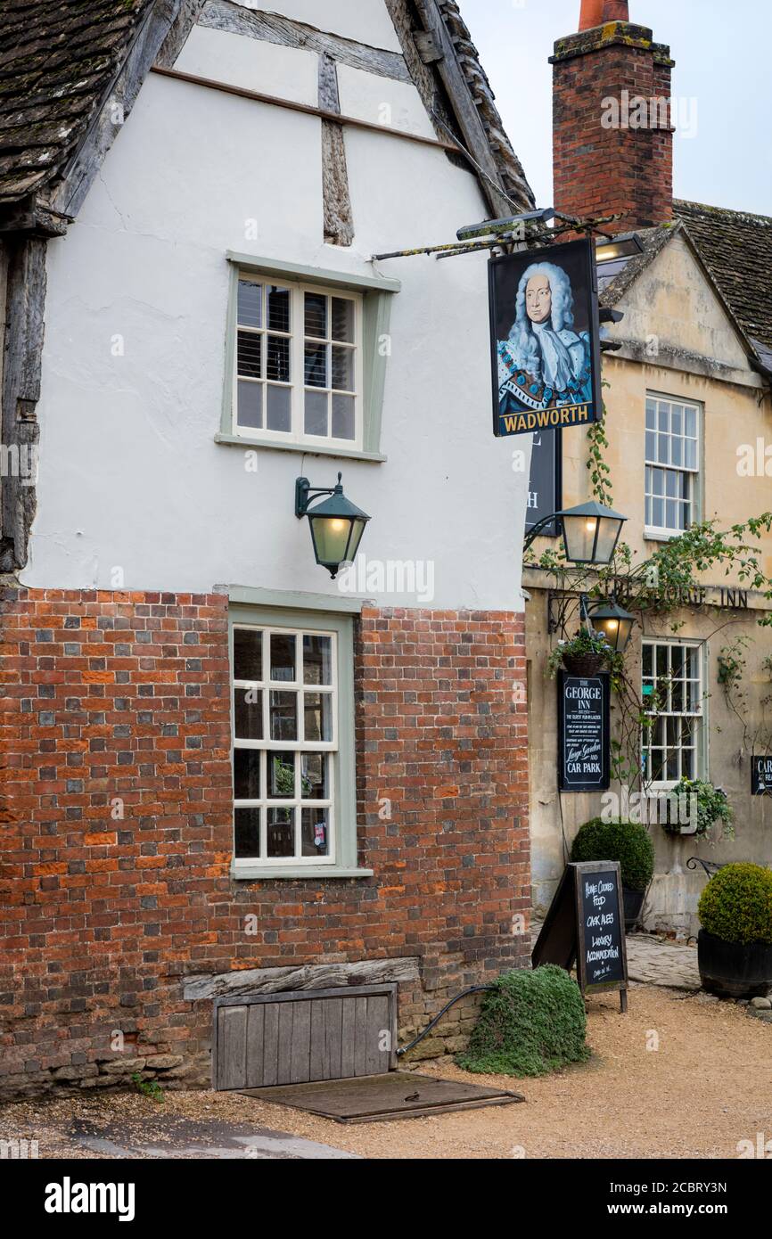 The George Inn (est.1369) - älteste Kneipe in Lacock, Wiltshire, England, Großbritannien Stockfoto