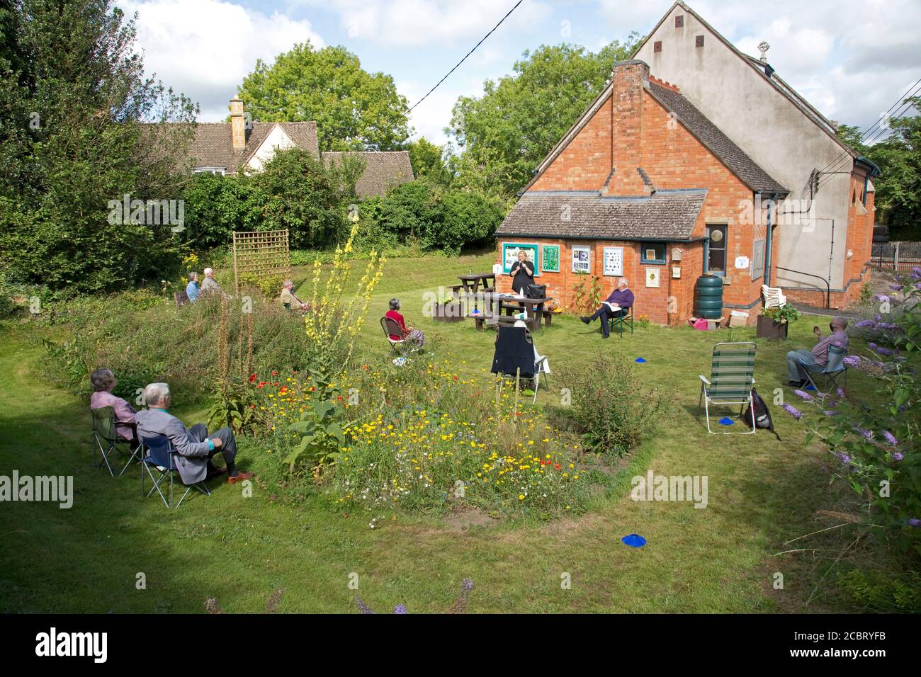 Methodistische Kirche Gottesdienst statt in der Kirche Garten während Coronavirus cris mit sozialer Distanzierung beobachtete Mickleton UK Stockfoto