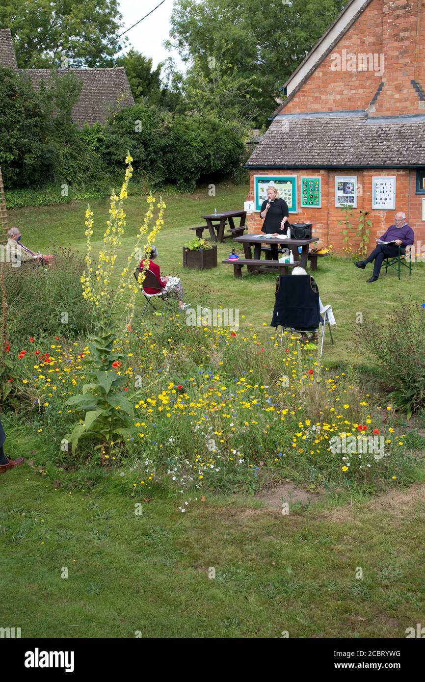 Methodistische Kirche Gottesdienst statt in der Kirche Garten während Coronavirus cris mit sozialer Distanzierung beobachtete Mickleton UK Stockfoto