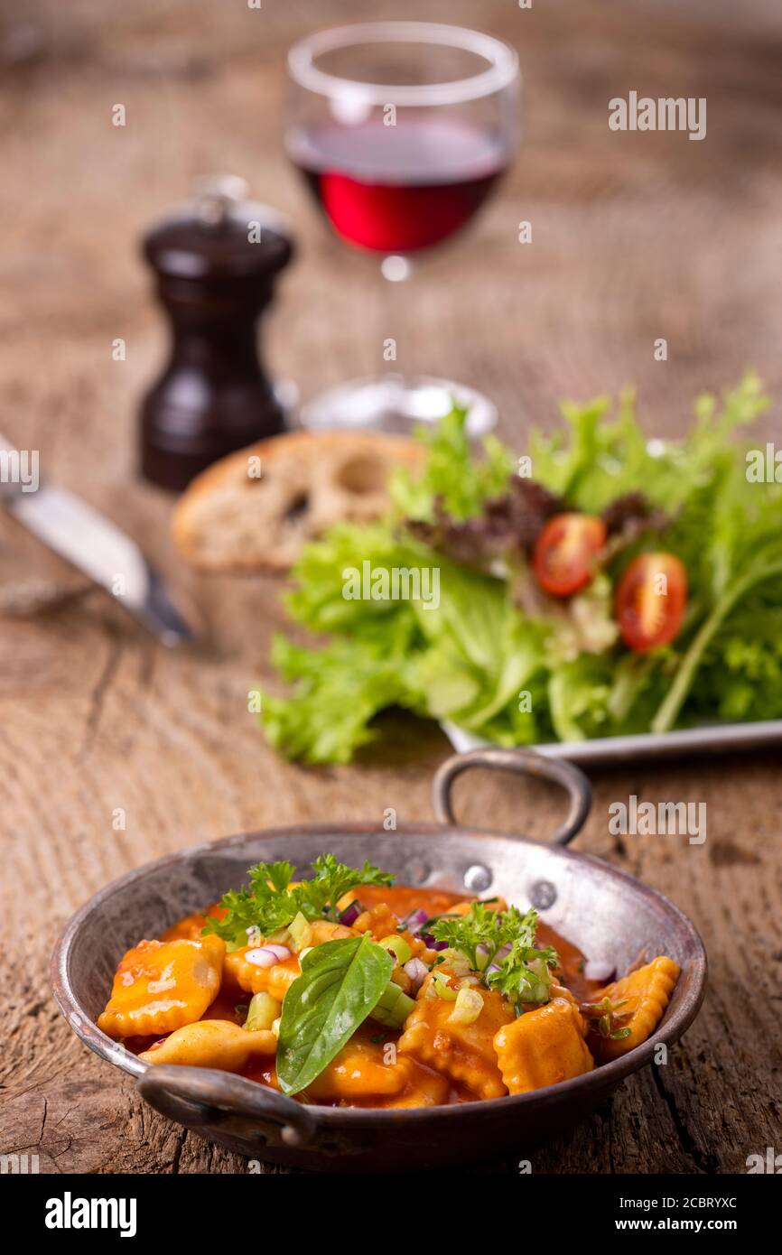 Portion Ravioli in einer Kupferkessel Stockfoto