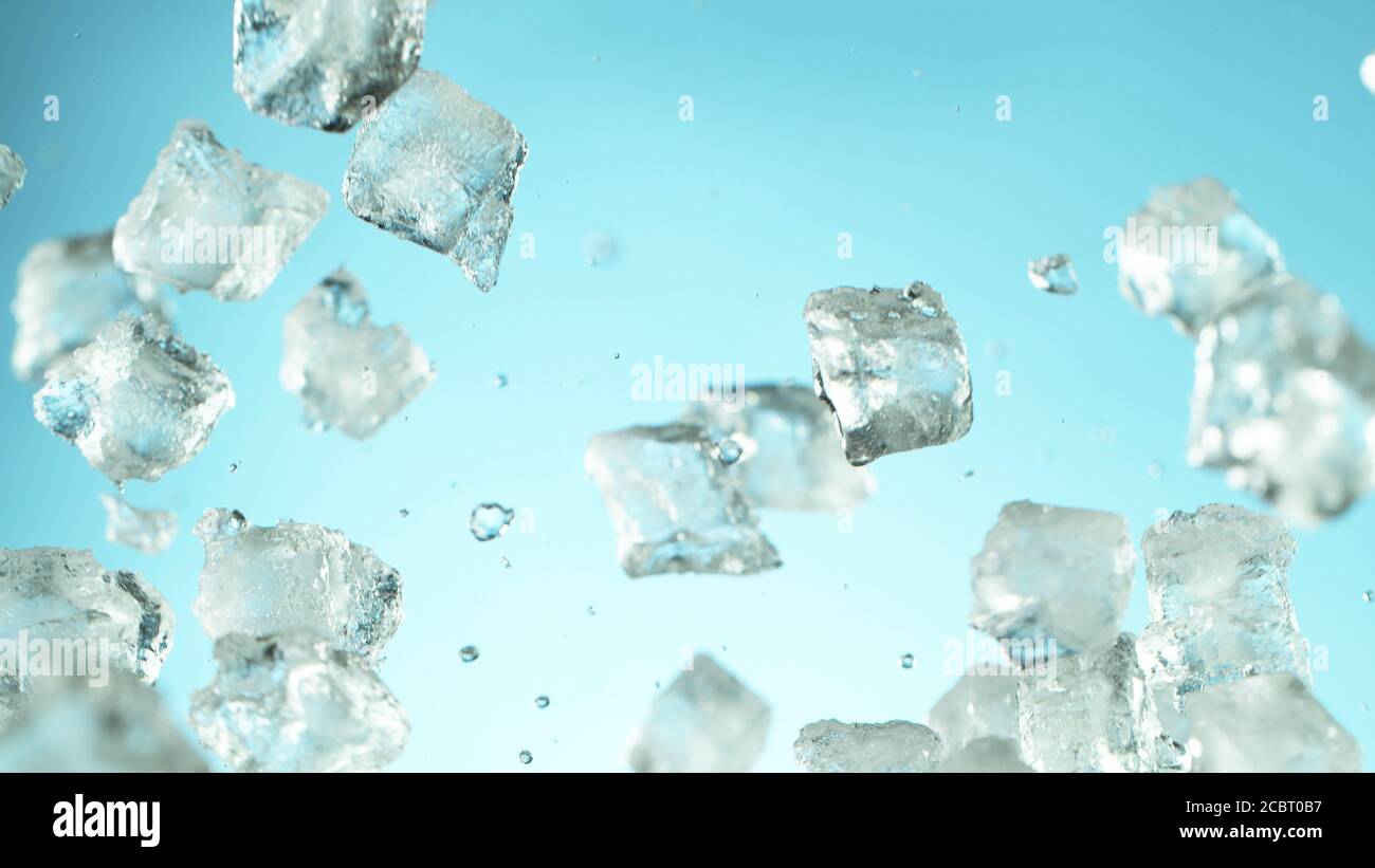 Explosion von zerdrücktem Eis auf blauem Hintergrund. Bewegung von fliegenden Eisstücken einfrieren. Stockfoto