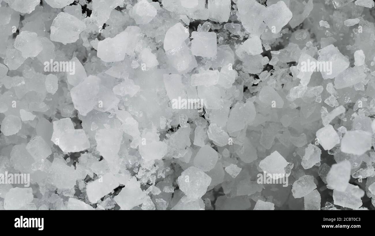 Explosion von zerkleinertem Eis auf schwarzem Hintergrund. Bewegung von fliegenden Eisstücken einfrieren. Stockfoto
