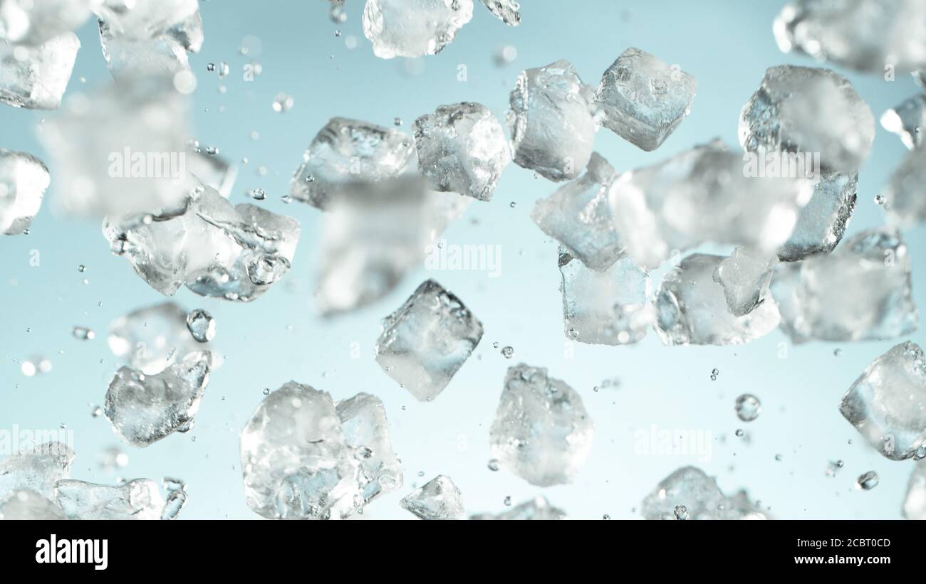 Explosion von zerdrücktem Eis auf blauem Hintergrund. Bewegung von fliegenden Eisstücken einfrieren. Stockfoto