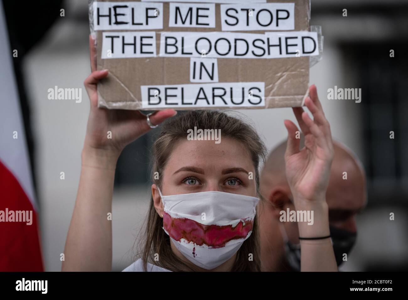 Weißrussische Solidaritätsstreikposten. Die britisch-belarussischen Bürger versammeln sich gegenüber der Downing Street und fordern unterstützende Maßnahmen der britischen Regierung. London, Großbritannien. Stockfoto