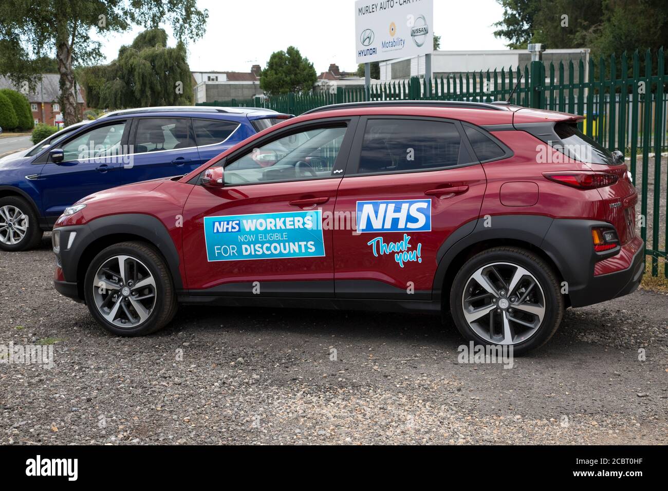 NHS thankyou unterzeichnen auf neuen Autos zum Verkauf mit Rabatten zu NHS Arbeitern, Warwick, UKD Stockfoto