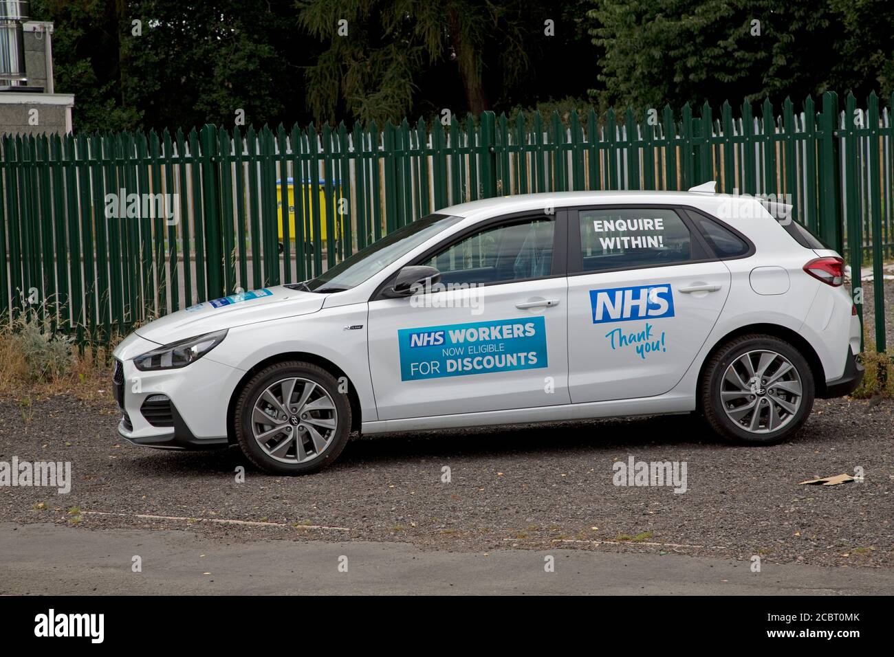 NHS thankyou unterzeichnen auf neuen Autos zum Verkauf mit Rabatten zu NHS Arbeitern, Warwick, UKD Stockfoto