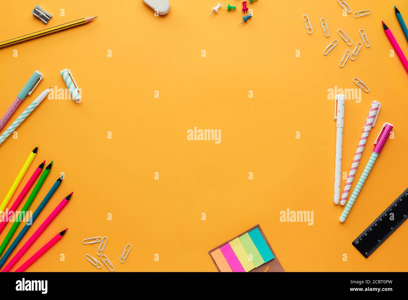 Stock Foto des Konzepts zurück in die Schule mit mehreren Briefpapier-Objekte und kopieren Platz in der Mitte einfügen Text Stockfoto