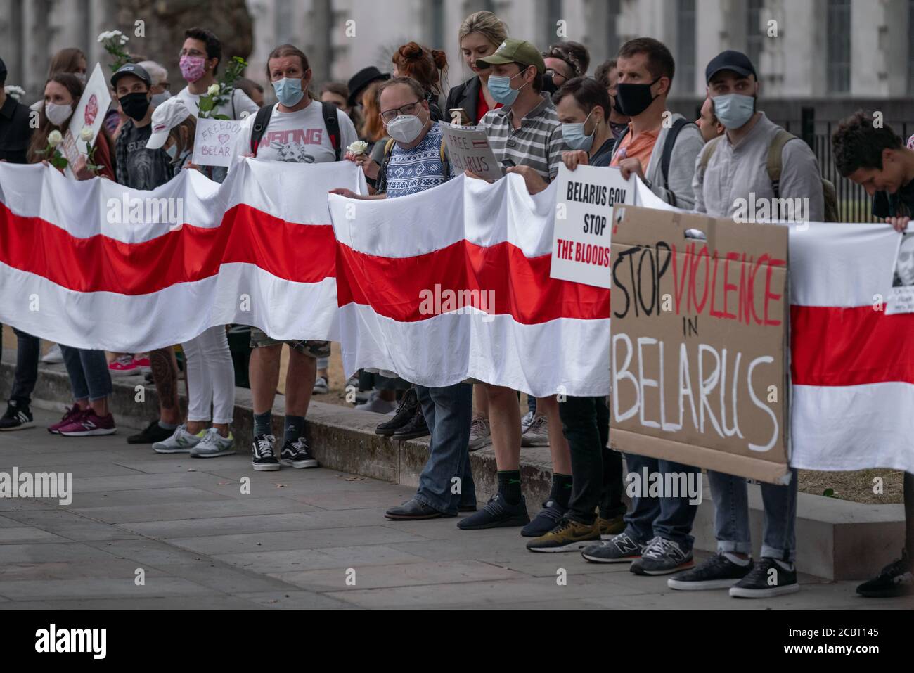 Weißrussische Solidaritätsstreikposten. Die britisch-belarussischen Bürger versammeln sich gegenüber der Downing Street und fordern unterstützende Maßnahmen der britischen Regierung. London, Großbritannien. Stockfoto