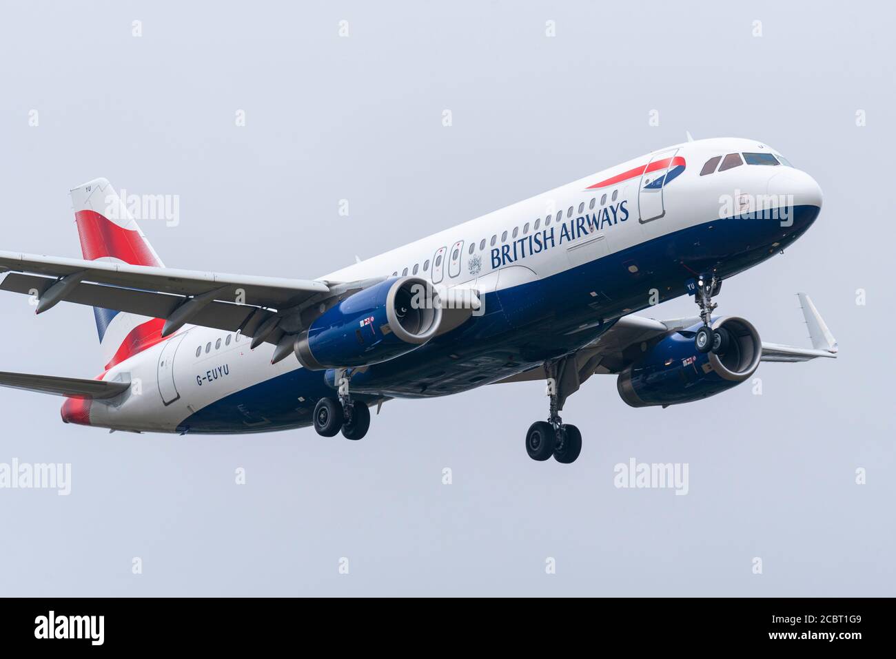 British Airways Airbus A320 Jet-Flugzeug Landung am Flughafen London Heathrow, Großbritannien, während COVID-19 Coronavirus Pandemie, bei schlechtem Wetter Stockfoto