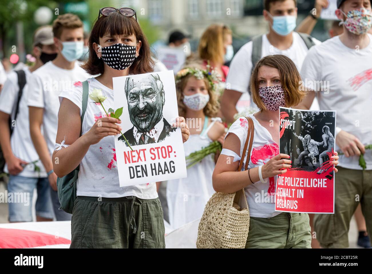 Hamburg, Deutschland. August 2020. Die Teilnehmer halten Plakate mit dem Bild des blutigen belarussischen Präsidenten A. Lukaschenko und der Unterschrift "Next Stop: The Hague" und dem Schriftzug "Stoppt Polizeigewalt in Belarus" bei einer Demonstration der im Exil lebenden Belarussen. Sie demonstrierten unter dem Motto "Solidarität mit Belarus zeigen" gegen das vermutlich manipulierte Ergebnis der Präsidentschaftswahl und die Unterdrückung in ihrer Heimat. Quelle: Markus Scholz/dpa/Alamy Live News Stockfoto