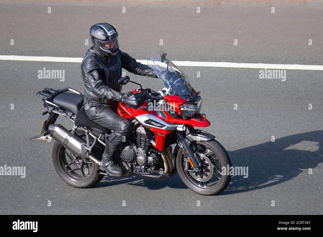 Red Triumph Tiger 1200 XRT; Motorradfahrer; Transport auf zwei Rädern, Motorräder, Fahrzeug, Straßen, Motorräder, Motorradfahrer fahren in Chorley, Großbritannien Stockfoto