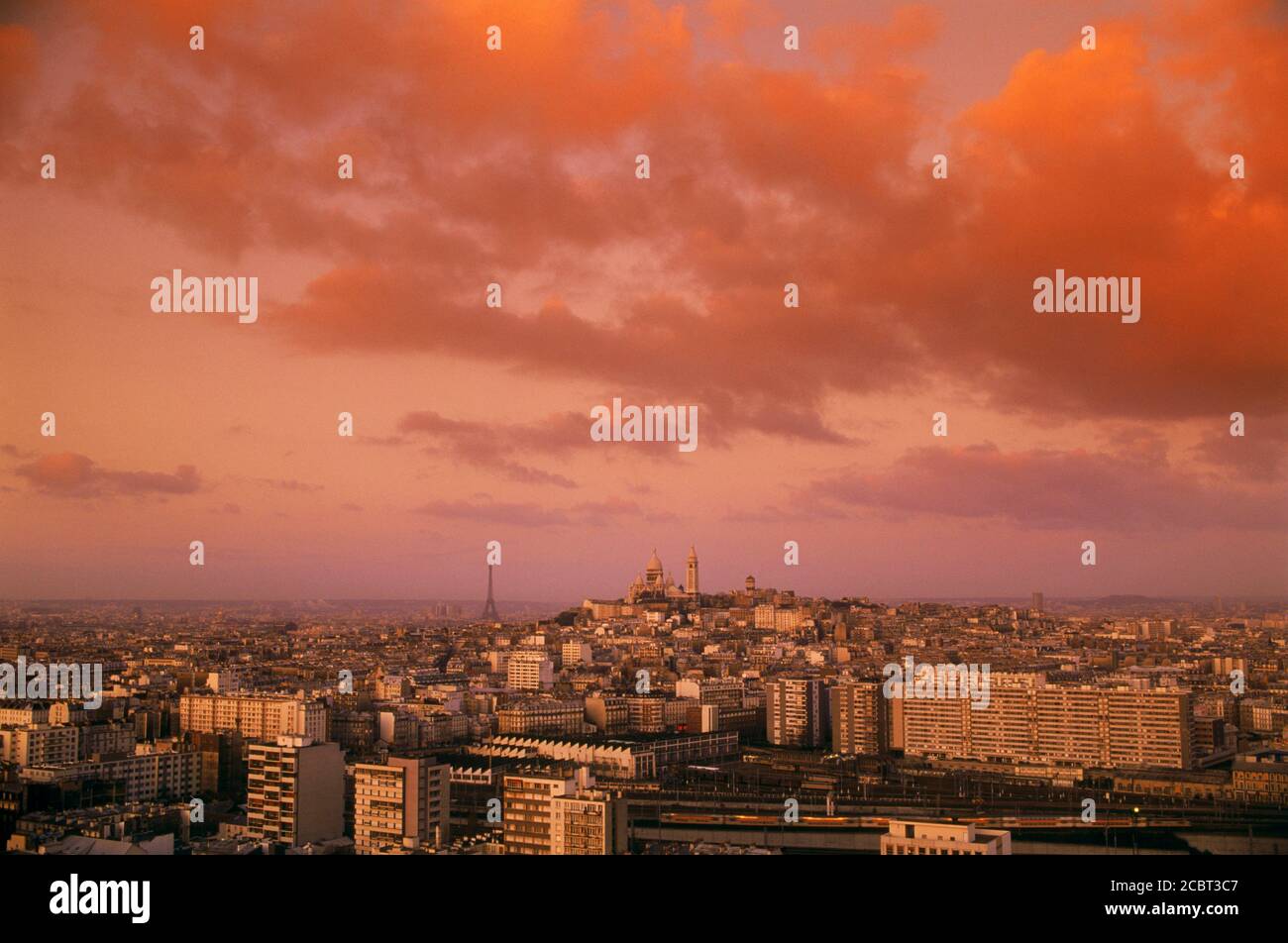 Sacre-Coeur und Eiffelturm Paris Skyline bei Sonnenaufgang Stockfoto