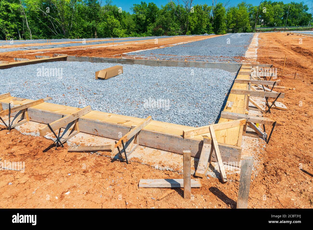 Horizontale Aufnahme der ersten Bodenarbeiten zum Gießen von Betonplatten auf einer neuen Baustelle. Stockfoto