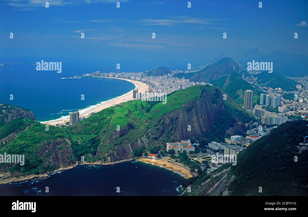 Sugar Loaf oder Pao de Acucar über den Stränden, Buchten und Bergen von Rio de Janeiro Stockfoto