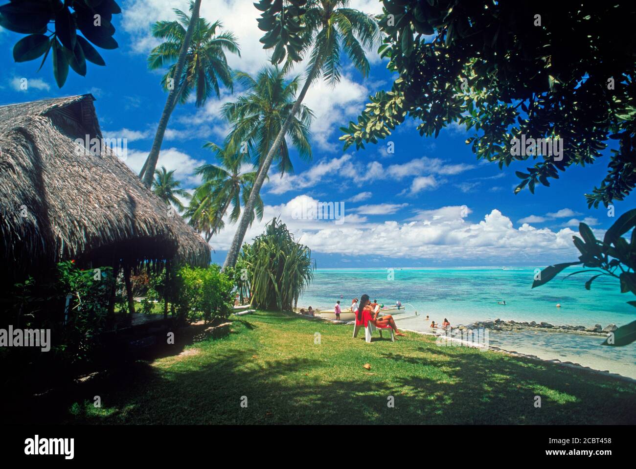 Reetgedeckte Hotelhütte auf der Insel Moorea in Französisch-Polynesien Mit Palmen und bewölktem Himmel Stockfoto