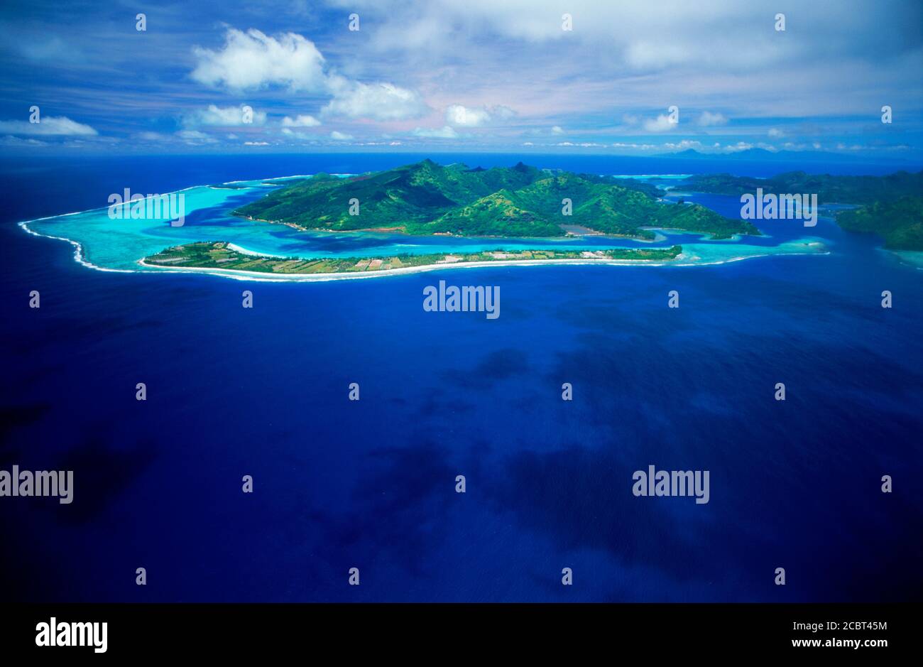 Luftaufnahme der Insel Huahine mit den umliegenden Korallenriffen und Lagunen in Französisch-Polynesien genannt auch Gesellschaftsinseln Stockfoto