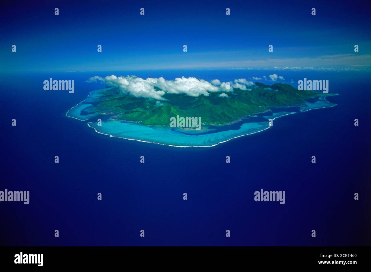 Luftaufnahme der Insel Moorea in Französisch-Polynesien schwimmen zwischen blauem Himmel und blauen Südpazifik Stockfoto