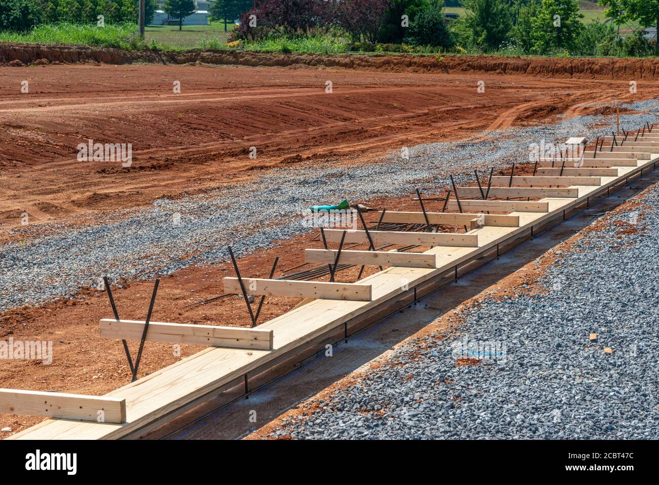 Horizontale Aufnahme einer Baustelle mit einem Holzrahmen bereit für eine Betonplatte gegossen werden. Stockfoto