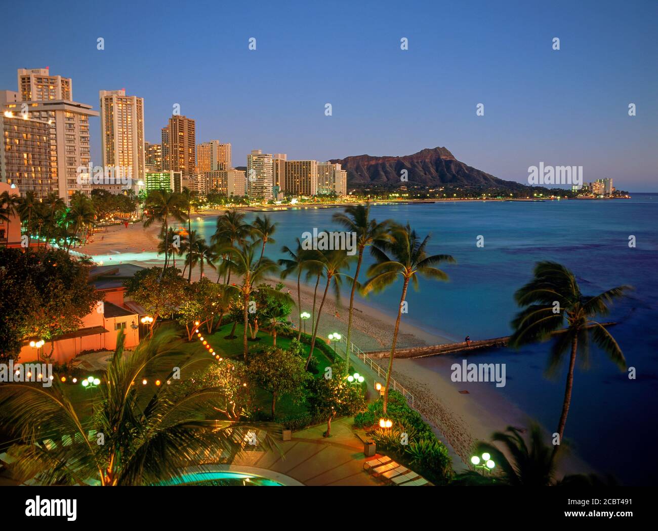 Waikiki Beach und Diamond Head mit Strandhotels und Pink Sheraton Hotel in der Abenddämmerung auf Oahu Island Hawaii Stockfoto