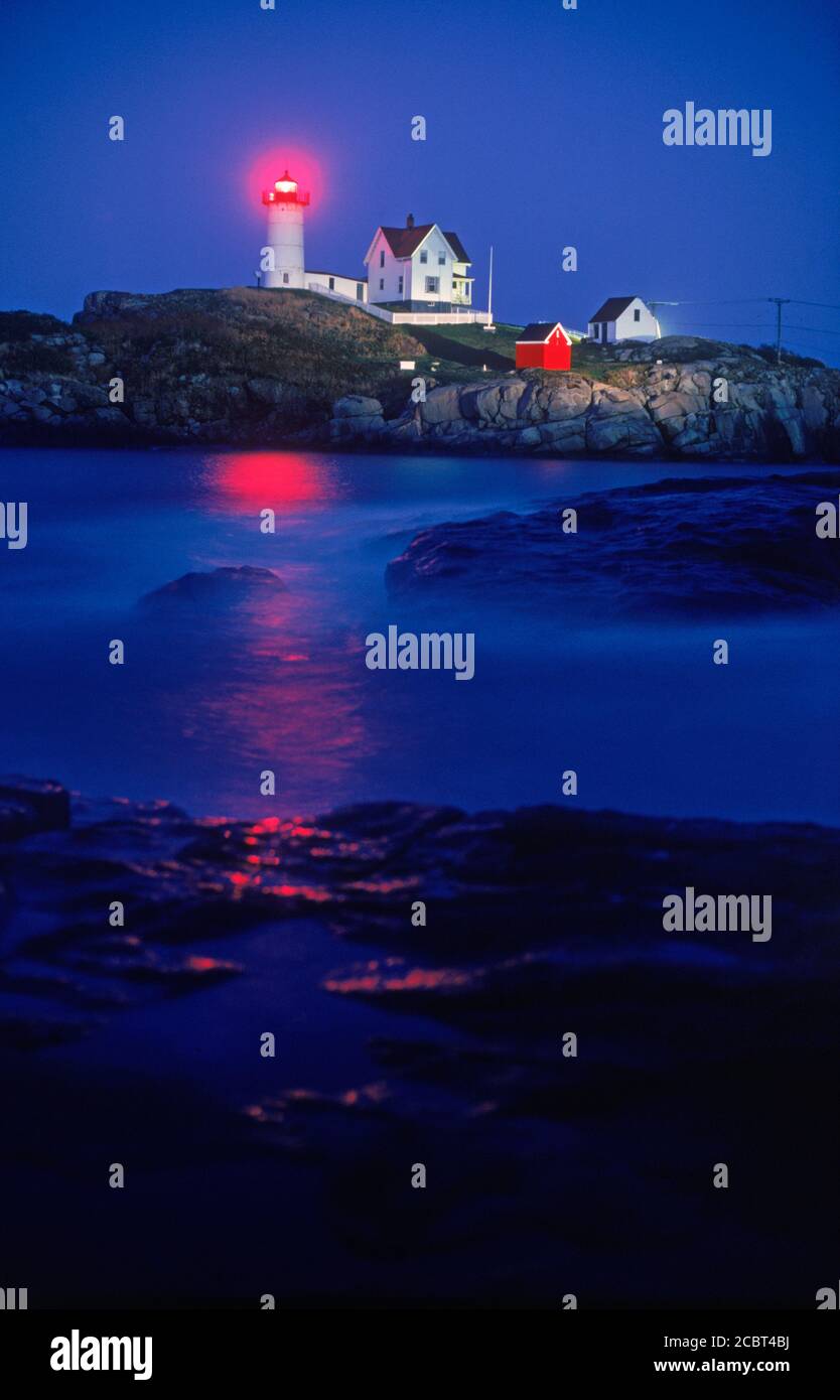 Cape Neddick Lighthouse an York Maine in der Nacht Stockfoto