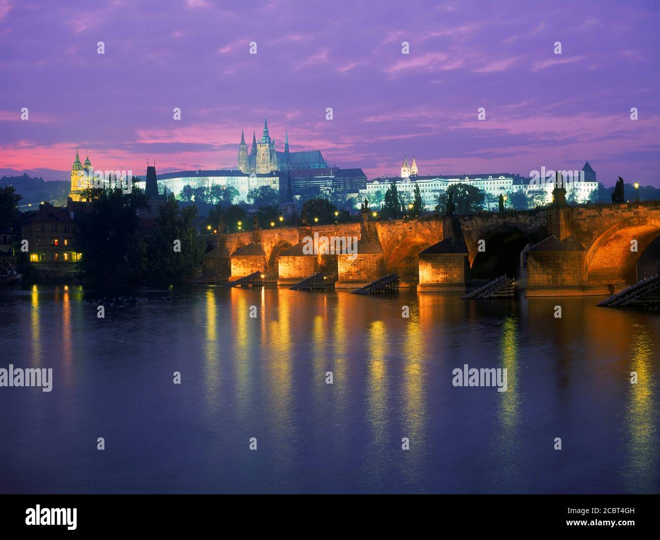 Karlsbrücke über die Moldau mit Hradschin Burg und St. Vitus Cathedral nachts beleuchtet Stockfoto