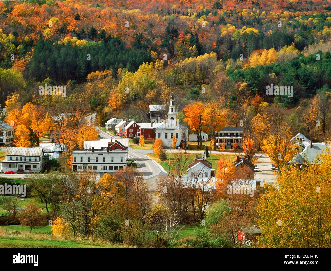 Herbstlaub, die rund um die Dorfkirche bei Chelsea in Vermont USA Stockfoto