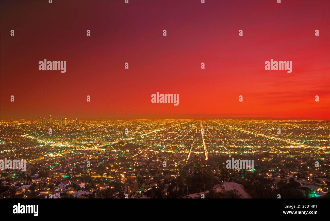 Los Angeles Civic Center und City Lights in der Abenddämmerung von Griffith Park Observatory Stockfoto