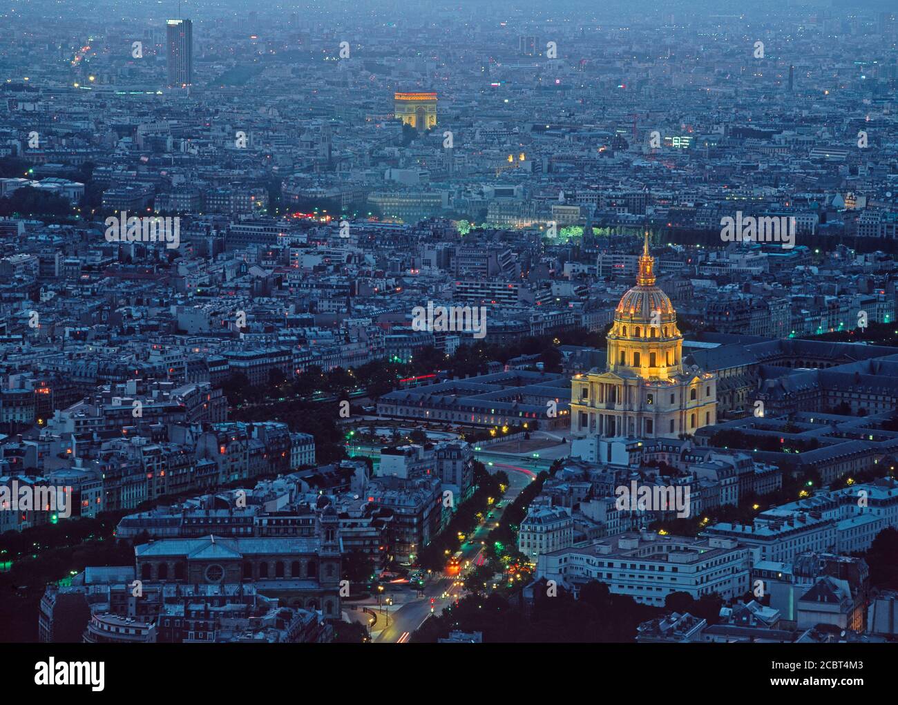 Überblick über Paris in der Abenddämmerung mit Hotel Invalides und Arc De Triomphe Stockfoto