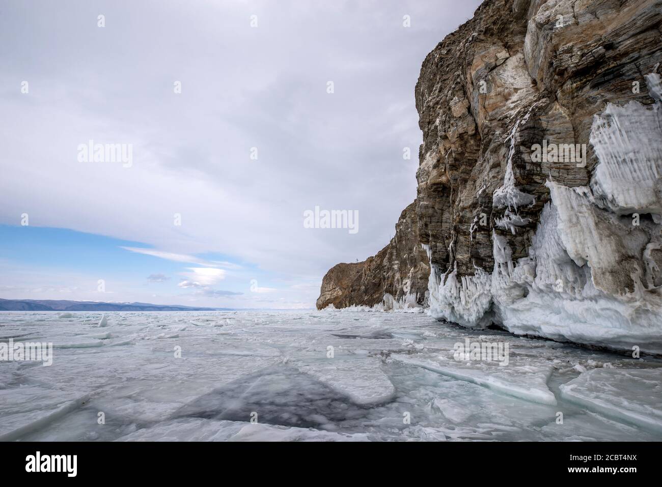 Eis über Felsen am Baikalsee, Russland Stockfoto