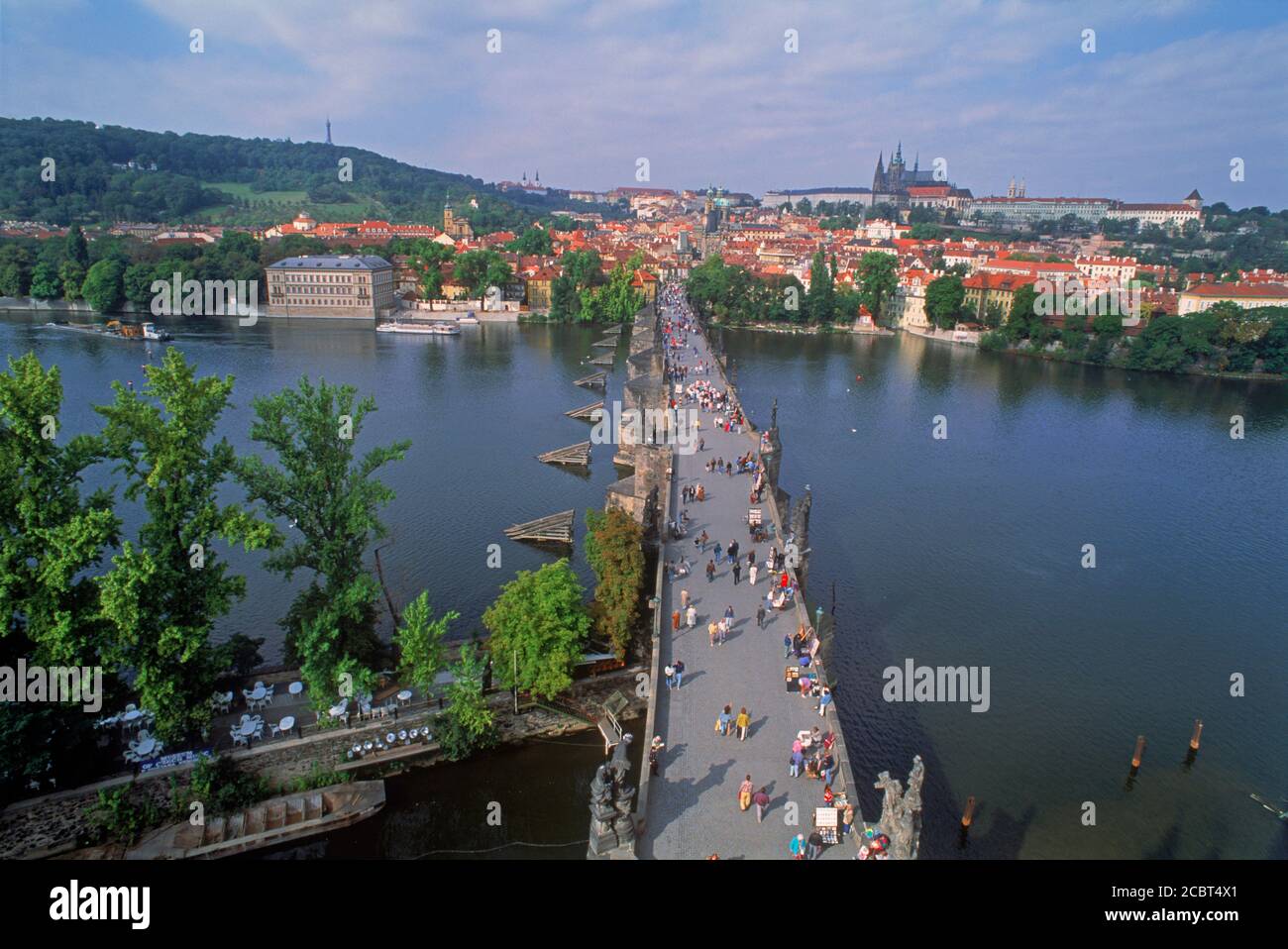 Überblick über die Menschen, die die Karlsbrücke über die Moldau überqueren Prag Stockfoto