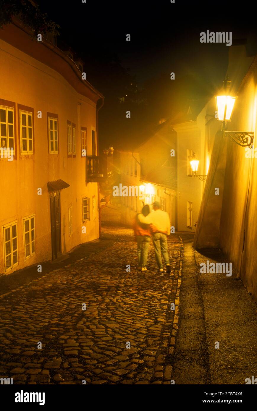 Paar im ältesten Teil von Prag namens New World at Nacht Stockfoto