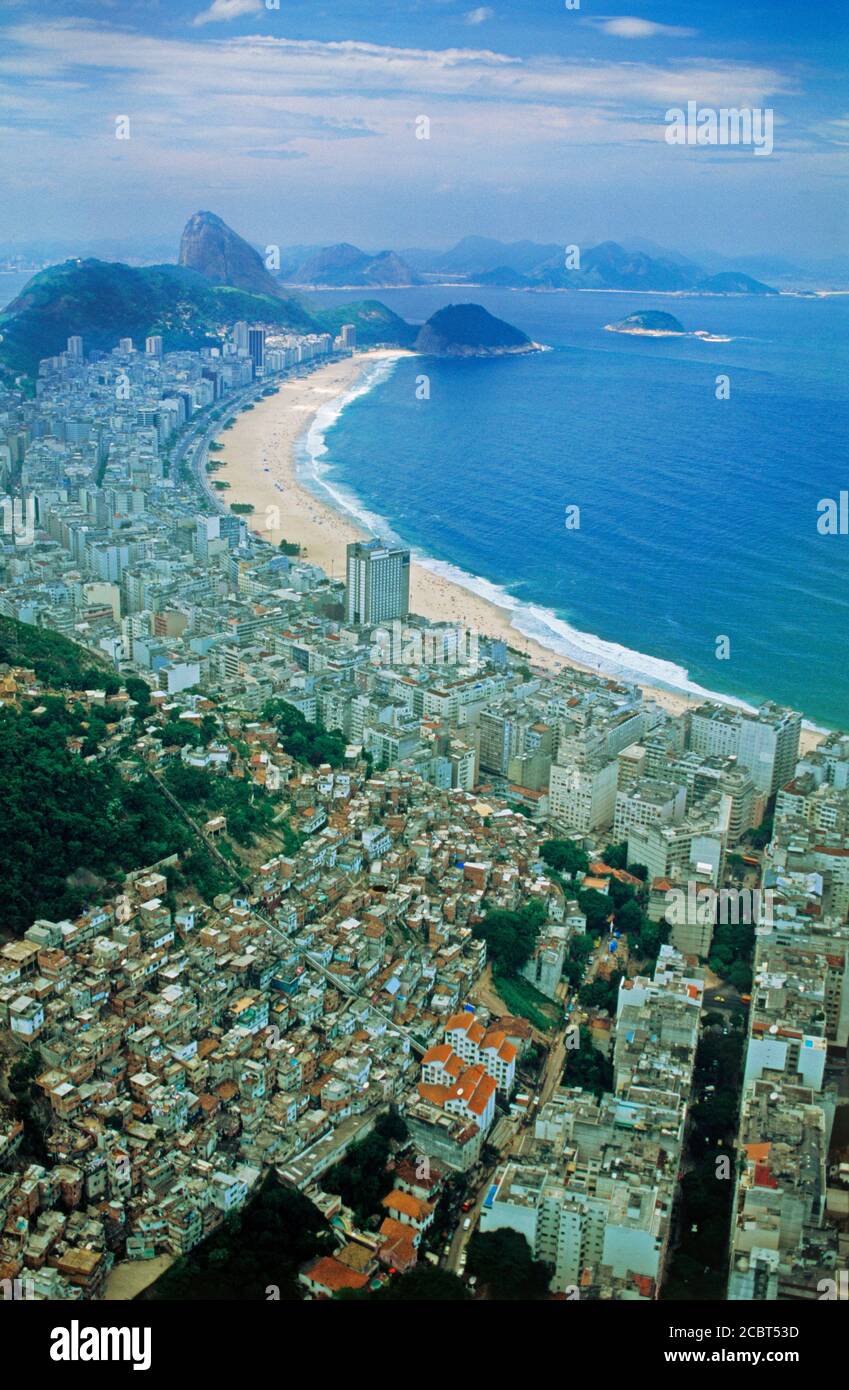 Hotels, Appartementhäuser und weißer Sand am Copacabana Strand in Rio de Janeiro mit Zuckerhut oben Stockfoto