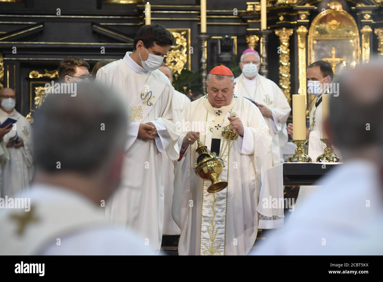 Prag Erzbischof Kardinal Dominik Duka, Zentrum, feiert einen Gottesdienst in der Kirche unserer Lieben Frau vor Tyn in Prag, Tschechische Republik, 15. August 2020. Dem Gottesdienst ging der Segen der wiederbelebten Mariensäule voraus, einer Nachbildung des ursprünglichen barocken Artefakts aus dem 17. Jahrhundert, das 1918 von einem Mob abgerissen wurde. Die marianische Säule kehrte nach 102 Jahren auf den Altstädter Ring im Prager Zentrum zurück. Die Mariensäule wurde 1650 auf dem Altstädter Ring errichtet und zwei Jahre später als Symbol für den Sieg der katholischen Kirche in den tschechischen Ländern geweiht. Die Säule wurde von einem wütenden Mo heruntergezogen Stockfoto Prag Erzbischof Kardinal Dominik Duka, Zentrum, feiert einen Gottesdienst in der Kirche unserer Lieben Frau vor Tyn in Prag, Tschechische Republik, 15. August 2020. Dem Gottesdienst ging der Segen der wiederbelebten Mariensäule voraus, einer Nachbildung des ursprünglichen barocken Artefakts aus dem 17. Jahrhundert, das 1918 von einem Mob abgerissen wurde. Die marianische Säule kehrte nach 102 Jahren auf den Altstädter Ring im Prager Zentrum zurück. Die Mariensäule wurde 1650 auf dem Altstädter Ring errichtet und zwei Jahre später als Symbol für den Sieg der katholischen Kirche in den tschechischen Ländern geweiht. Die Säule wurde von einem wütenden Mo heruntergezogen Stockfoto
