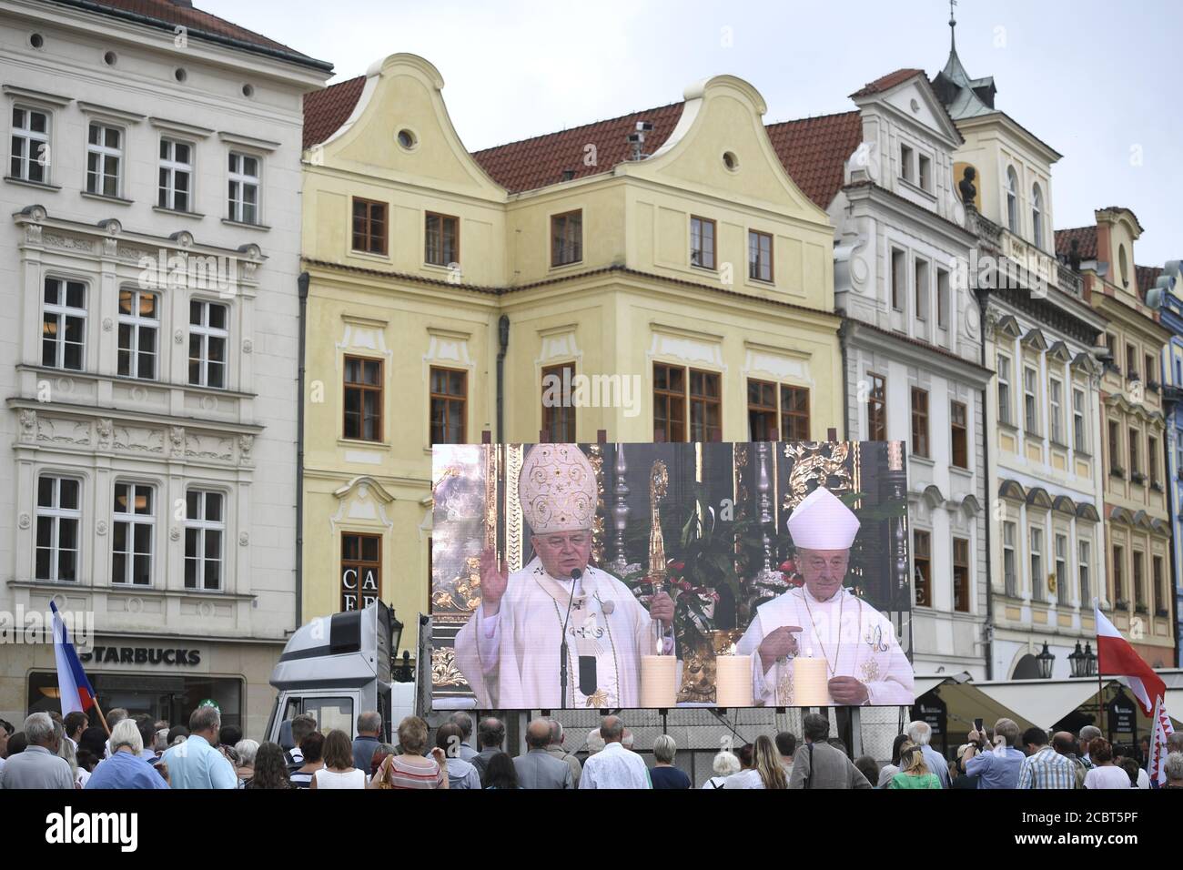 Prag Erzbischof Dominik Duka auf dem großen Geröllchen, links, feiert einen Gottesdienst in der Kirche unserer Lieben Frau vor Tyn in Prag, Tschechische Republik, 15. August 2020. Dem Gottesdienst ging der Segen der wiederbelebten Mariensäule voraus, einer Nachbildung des ursprünglichen barocken Artefakts aus dem 17. Jahrhundert, das 1918 von einem Mob abgerissen wurde. Die marianische Säule kehrte nach 102 Jahren auf den Altstädter Ring im Prager Zentrum zurück. Die Mariensäule wurde 1650 auf dem Altstädter Ring errichtet und zwei Jahre später als Symbol für den Sieg der katholischen Kirche in den tschechischen Ländern geweiht. Die Säule wurde gezogen Stockfoto Prag Erzbischof Dominik Duka auf dem großen Geröllchen, links, feiert einen Gottesdienst in der Kirche unserer Lieben Frau vor Tyn in Prag, Tschechische Republik, 15. August 2020. Dem Gottesdienst ging der Segen der wiederbelebten Mariensäule voraus, einer Nachbildung des ursprünglichen barocken Artefakts aus dem 17. Jahrhundert, das 1918 von einem Mob abgerissen wurde. Die marianische Säule kehrte nach 102 Jahren auf den Altstädter Ring im Prager Zentrum zurück. Die Mariensäule wurde 1650 auf dem Altstädter Ring errichtet und zwei Jahre später als Symbol für den Sieg der katholischen Kirche in den tschechischen Ländern geweiht. Die Säule wurde gezogen Stockfoto