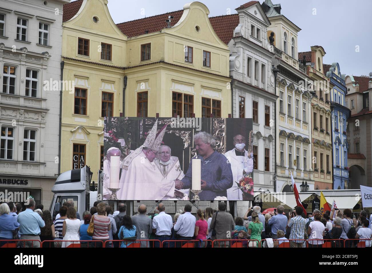 Prag Erzbischof Dominik Duka auf dem großen Geröllchen, links, feiert einen Gottesdienst in der Kirche unserer Lieben Frau vor Tyn in Prag, Tschechische Republik, 15. August 2020. Dem Gottesdienst ging der Segen der wiederbelebten Mariensäule voraus, einer Nachbildung des ursprünglichen barocken Artefakts aus dem 17. Jahrhundert, das 1918 von einem Mob abgerissen wurde. Die marianische Säule kehrte nach 102 Jahren auf den Altstädter Ring im Prager Zentrum zurück. Die Mariensäule wurde 1650 auf dem Altstädter Ring errichtet und zwei Jahre später als Symbol für den Sieg der katholischen Kirche in den tschechischen Ländern geweiht. Die Säule wurde gezogen Stockfoto Prag Erzbischof Dominik Duka auf dem großen Geröllchen, links, feiert einen Gottesdienst in der Kirche unserer Lieben Frau vor Tyn in Prag, Tschechische Republik, 15. August 2020. Dem Gottesdienst ging der Segen der wiederbelebten Mariensäule voraus, einer Nachbildung des ursprünglichen barocken Artefakts aus dem 17. Jahrhundert, das 1918 von einem Mob abgerissen wurde. Die marianische Säule kehrte nach 102 Jahren auf den Altstädter Ring im Prager Zentrum zurück. Die Mariensäule wurde 1650 auf dem Altstädter Ring errichtet und zwei Jahre später als Symbol für den Sieg der katholischen Kirche in den tschechischen Ländern geweiht. Die Säule wurde gezogen Stockfoto