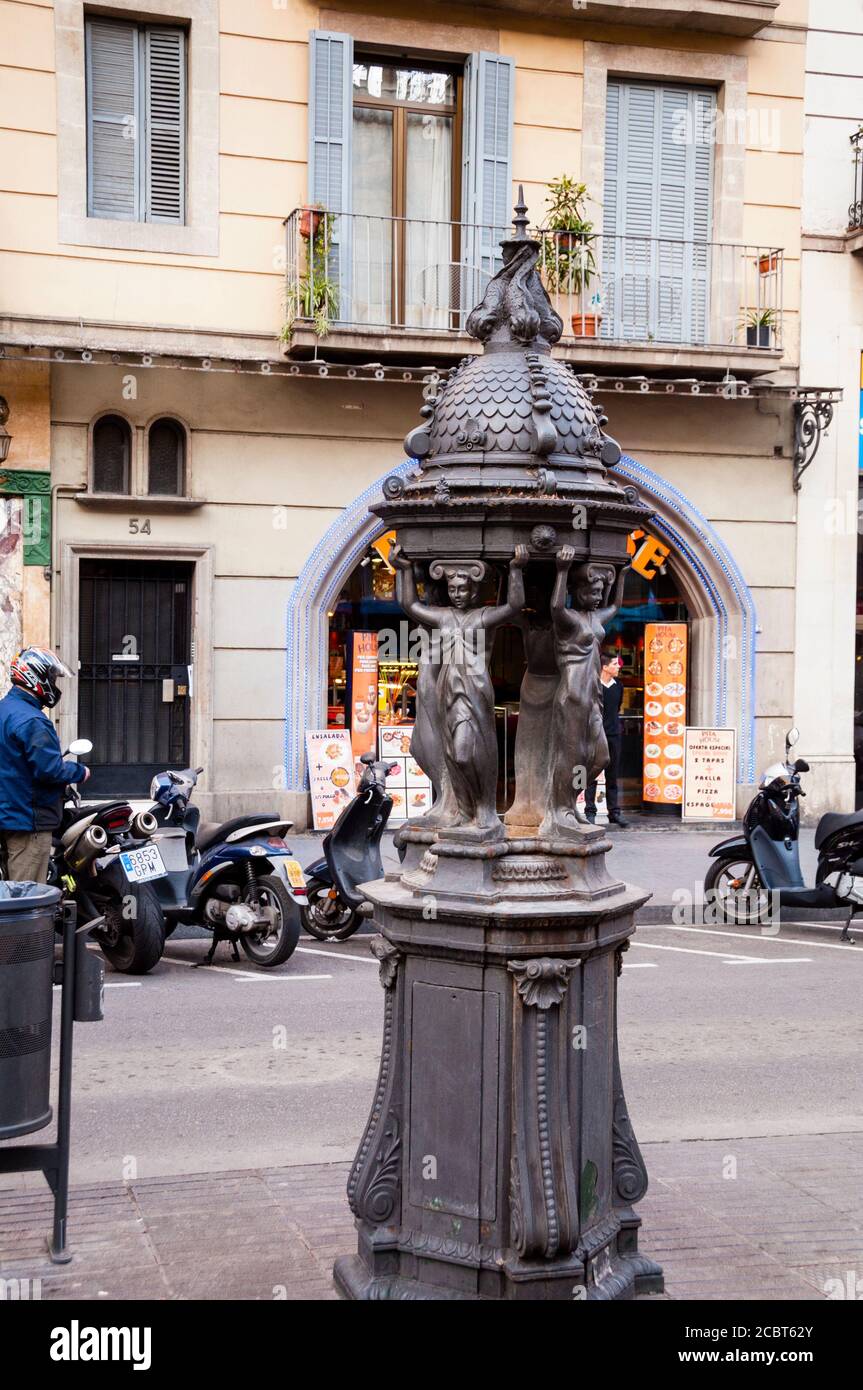Große gusseiserne Skulpturen sind Wasserbrunnen, die von Sir Richard Wallace entworfen und von Charles-Auguste Lebourg hier in Barcelona, Spanien, geformt wurden. Stockfoto