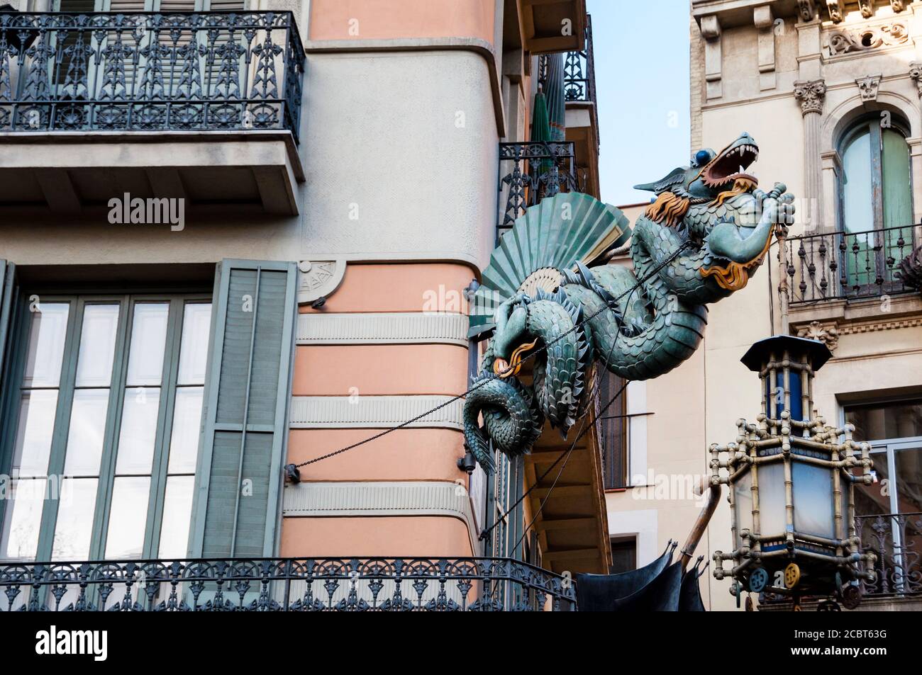 In der Fußgängerzone La Rambla in Barcelona befindet sich ein orientalischer Drache mit einer Laterne, einst ein Regenschirmhaus in Spanien. Stockfoto