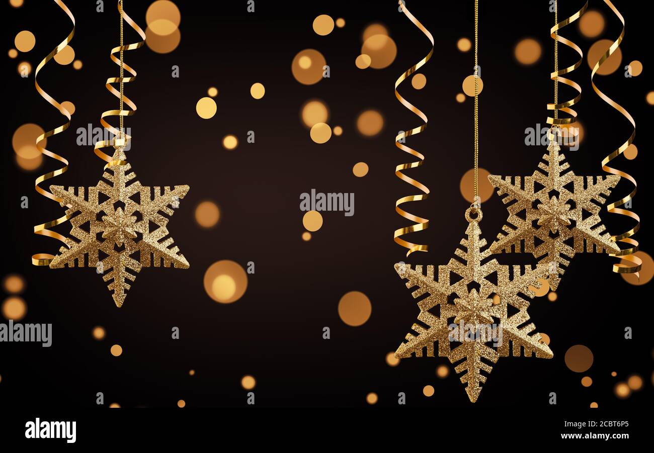Goldener Weihnachtsstern auf schwarzem Hintergrund isoliert. Stockfoto