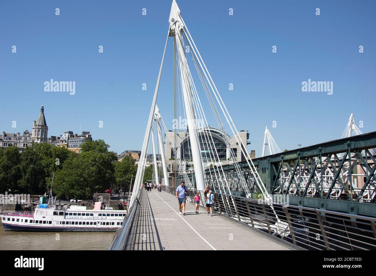 Hungerford Brücke und Golden Jubilee Fußgängerbrücke über die Themse, London Borough von Lambeth, Greater London, England, Vereinigtes Königreich Stockfoto