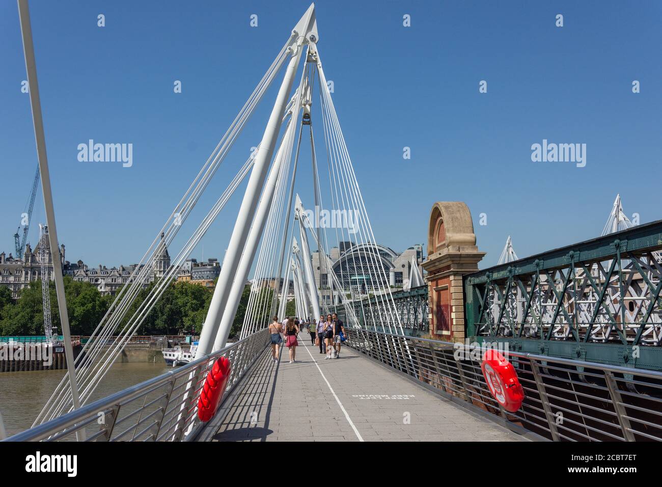 Hungerford Brücke und Golden Jubilee Fußgängerbrücke über die Themse, London Borough von Lambeth, Greater London, England, Vereinigtes Königreich Stockfoto