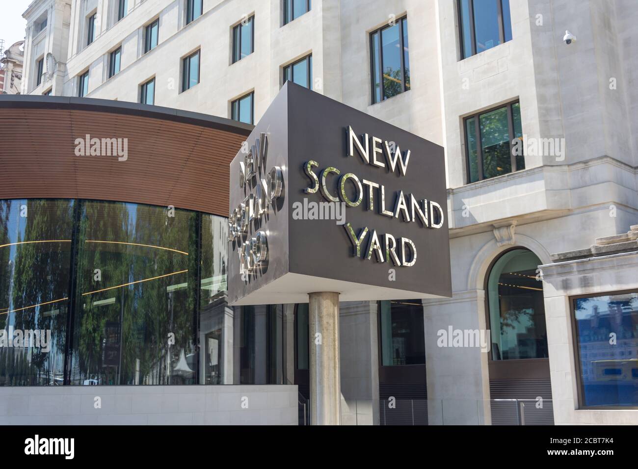 Drehschild auf dem New Scotland Yard Gebäude, Victoria Embankment, City of Westminster, Greater London, England, Vereinigtes Königreich Stockfoto