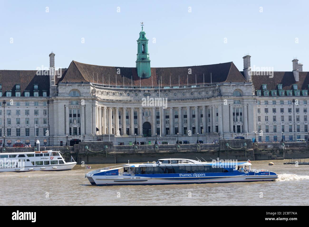 Thames Clippers Sightseeing-Boot und London County Hall, South Bank, London Borough of Lambeth, Greater London, England, Vereinigtes Königreich Stockfoto