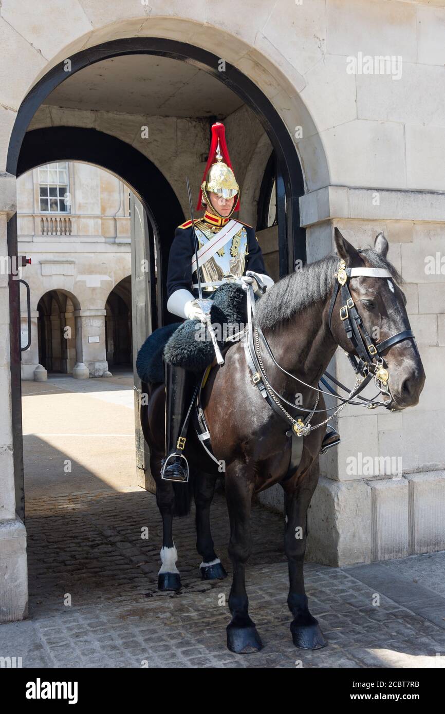 Ein berittene Soldat der Haushalts-Kavallerie im Dienst bei Horse Guards, Whitehall, City of Westminster, Greater London, England, Vereinigtes Königreich Stockfoto