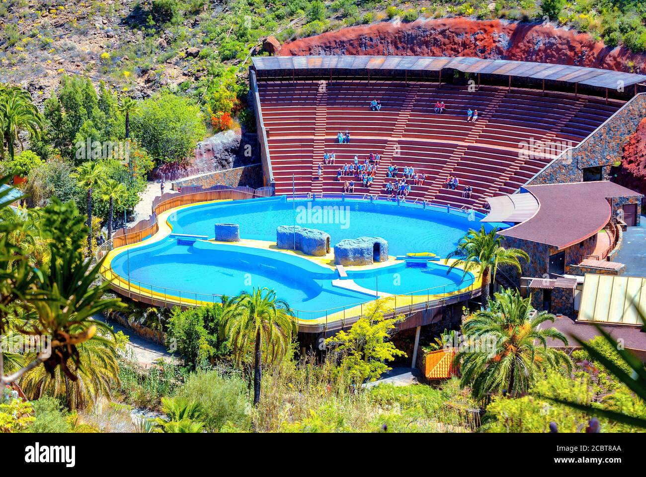 Landschaftlich schöner Blick auf das Delfinarium im Zoo des botanischen Gartens. Palmitos Park, Gran Canaria, Kanarische Inseln, Spanien Stockfoto