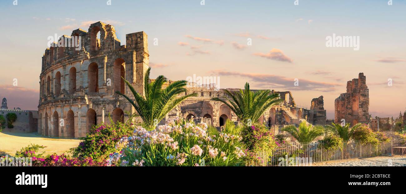 Panoramablick auf antike Ruinen römisches Amphitheater in El Djem. Tunesien, Nordafrika Stockfoto