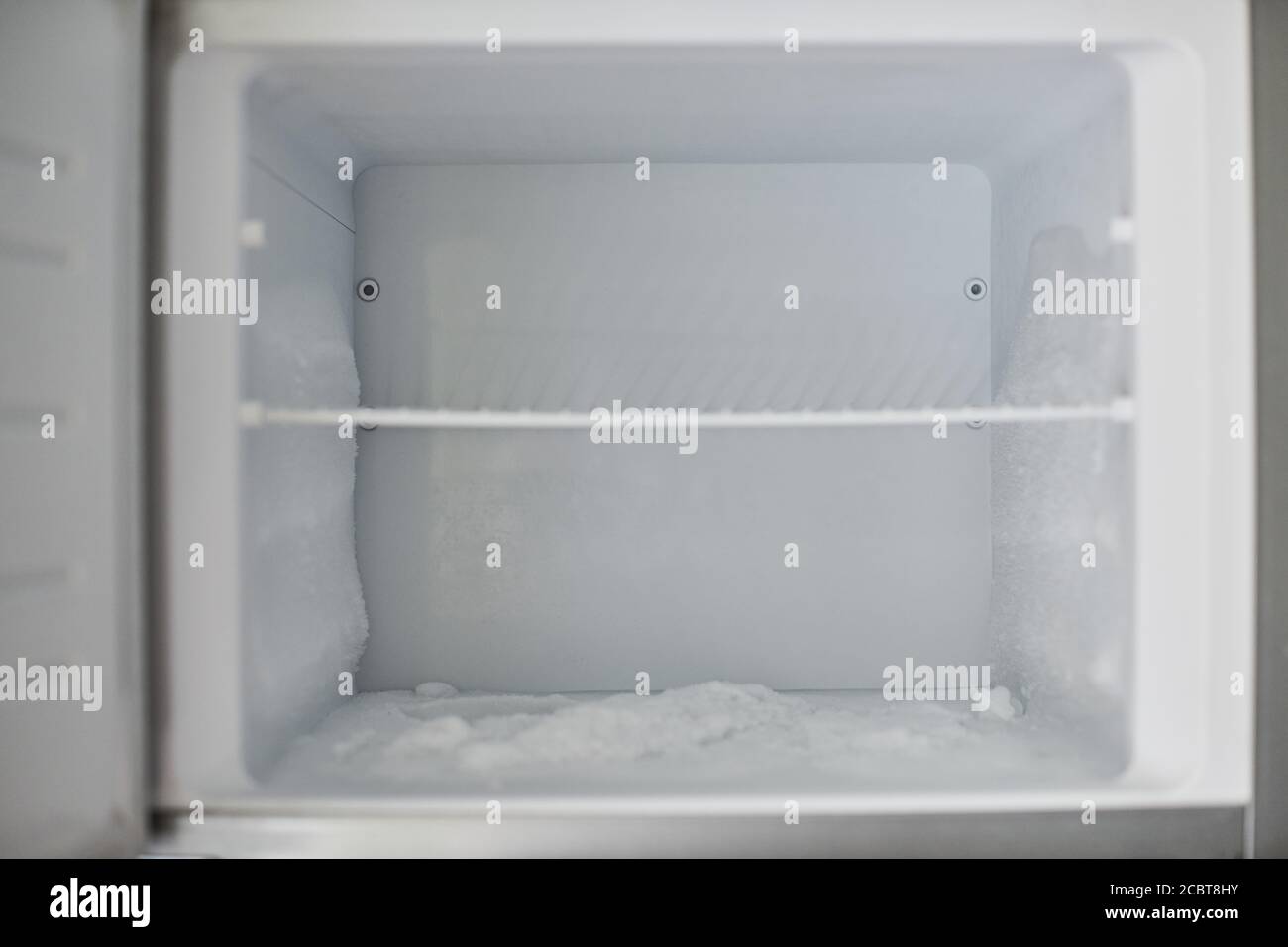 Eisansammlungen im Gefrierschrank. Kaputter, gefrorener Kühlschrank mit Eis  und Frost. Leerer Ablauf des Gefrierschranks ist verstopft Stockfotografie  - Alamy
