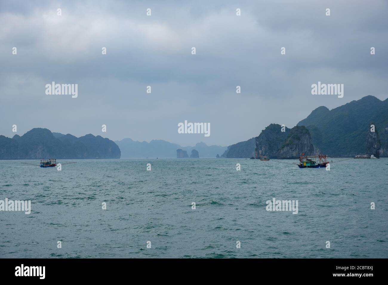 Ha Long Bay Vietnam, Fischerdorf. Wolkiger Himmel, atemberaubende Natur, Häuser auf dem Wasser.die Menschen leben auf Booten und Wasserplattformen, die meisten von fis Stockfoto