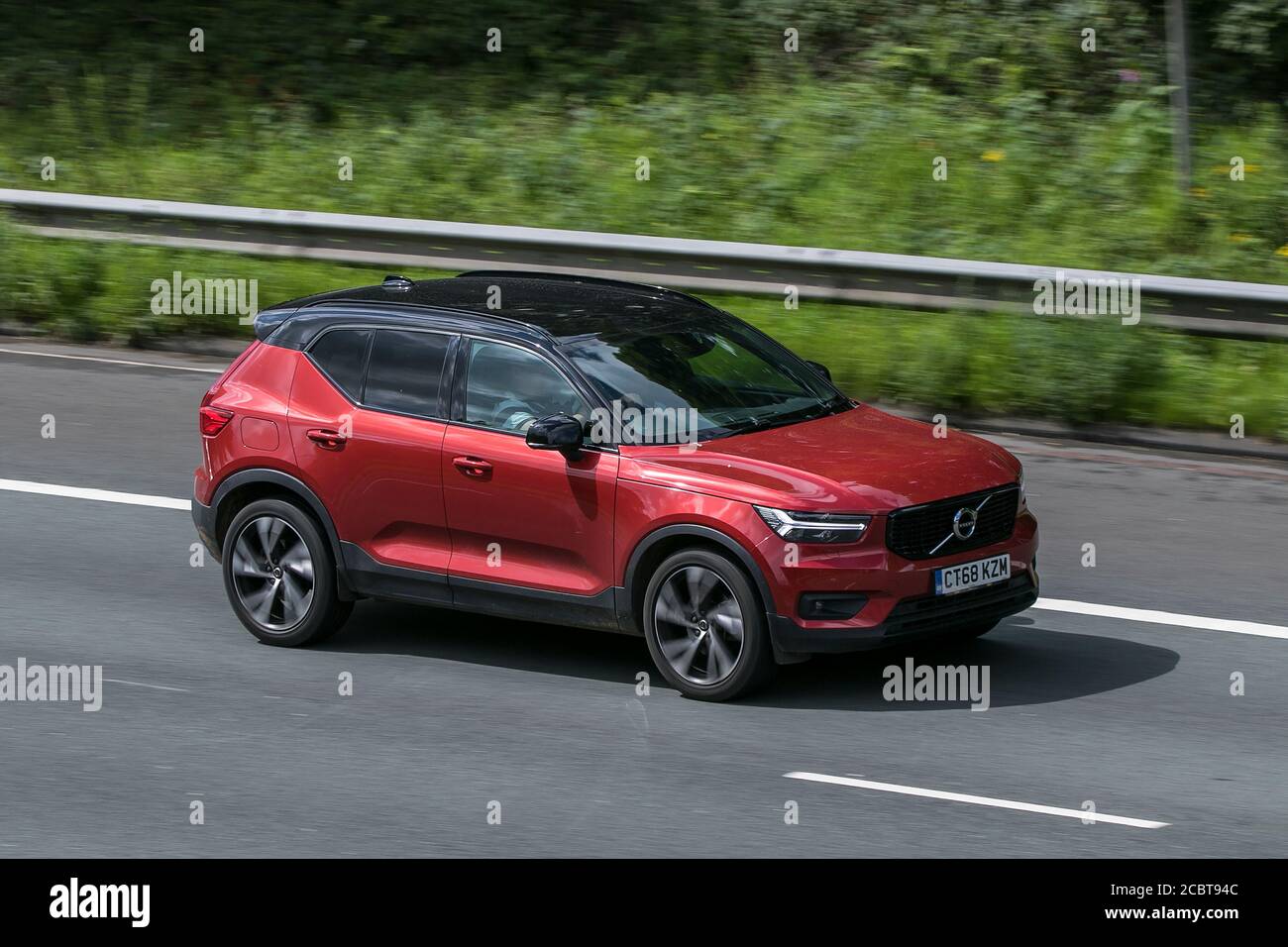 2019 Volvo XC40 R-Design Pro D4 AWD Red Car SUV Diesel Fahren auf der Autobahn M6 in der Nähe von Preston in Lancashire, Großbritannien. Stockfoto